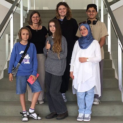 Vier Jugendliche und zwei erwachsene Begleitpersonen stehen auf der Treppe in der Bürgerschaft Bremen als Gruppenfoto