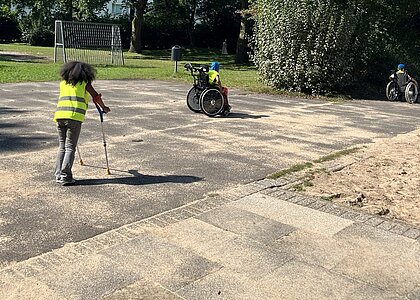 Spielplatzerkundung mit Rollis und Gehhilfen