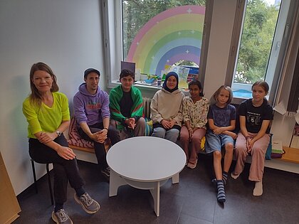 Der Jugendrat vom Kinderschutzbund Bremen mit der Bundestagsabgeordneten Doris Achelwilm