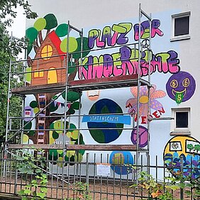 Graffiti an Hauswand mit Geruest