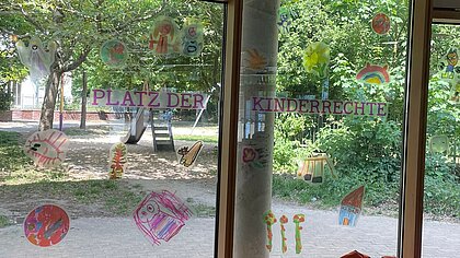 Fensterbild an der Glasfront der Stadtbibliothek