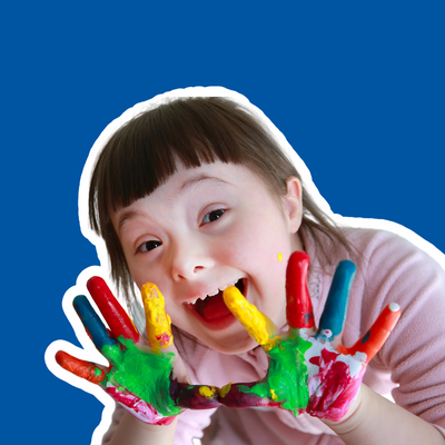 Kind mit bunten Händen Kind lacht und zeigt die bunt angemalten Hände in die Kamera